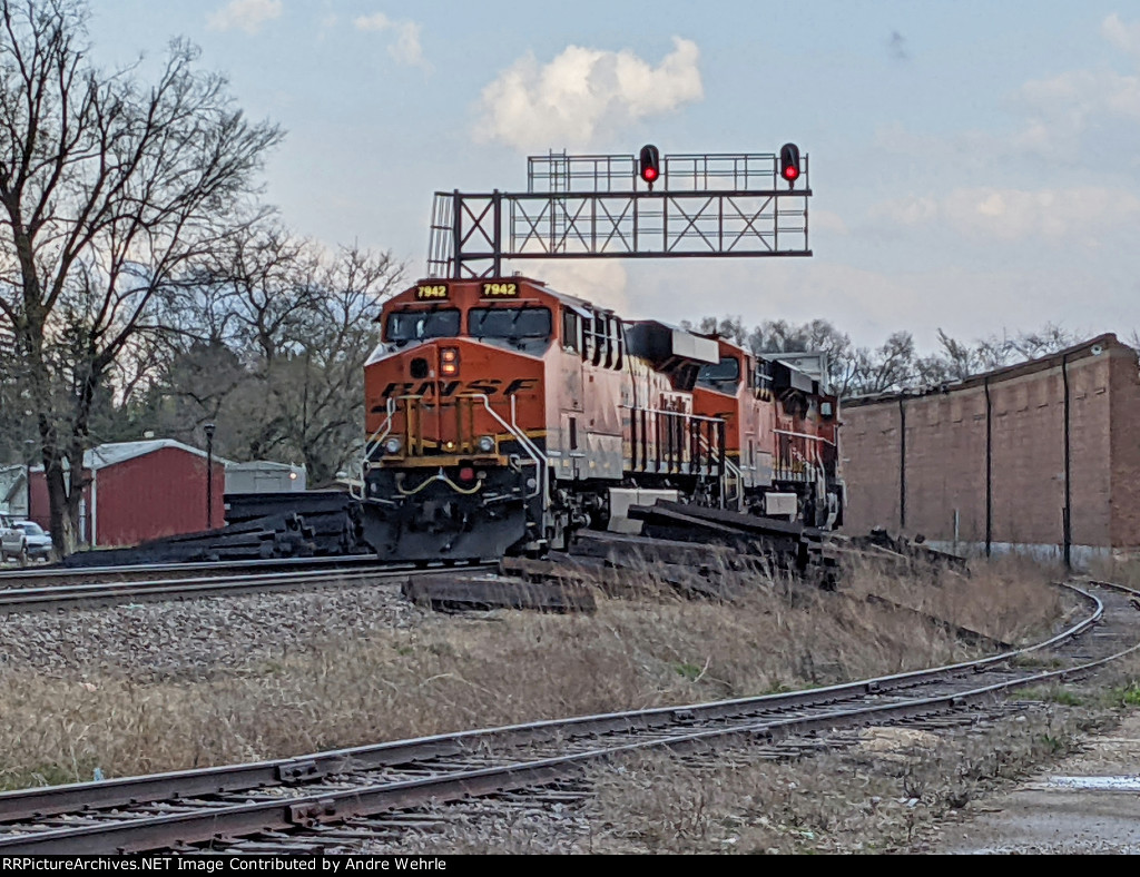 BNSF 7942 stopped with a westbound intermodal